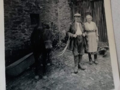 Abe and Gert Antell at back entrance to Hoar Oak Cottage. Circa 1958 Cat Ref: HOC.Antell.PH.1.1 Photo courtesy of Dorothy Bawden